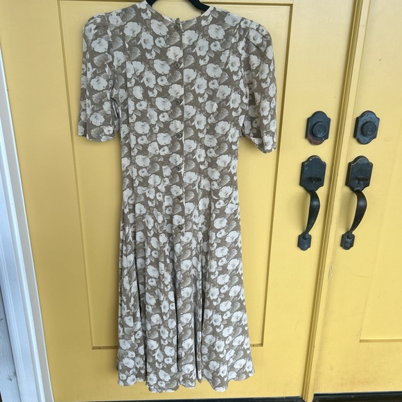 Floral silk dress! - Picture 3 of 5